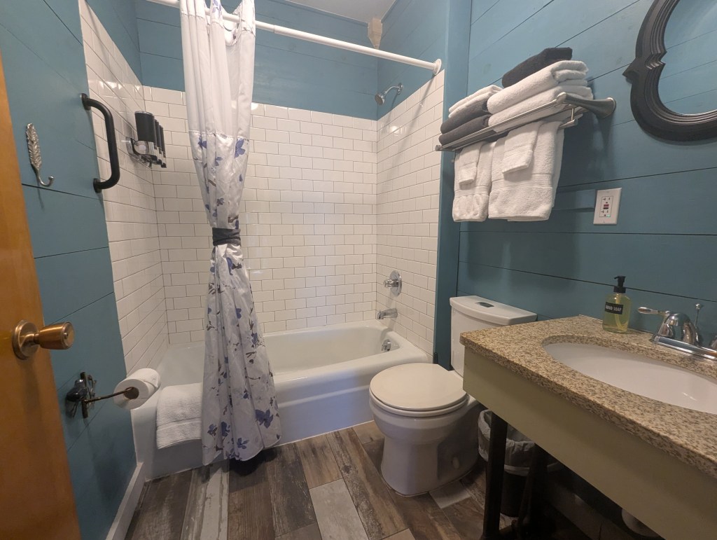 bathroom with tub/shower combo