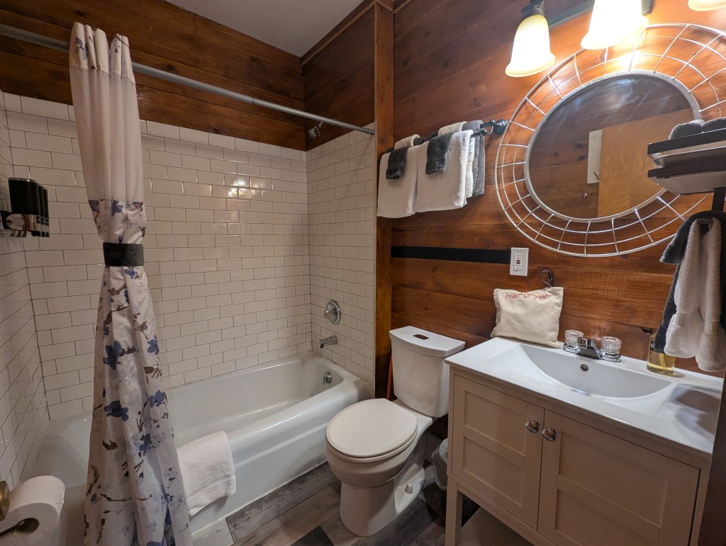 small bathroom with vanity, toilet, and shower