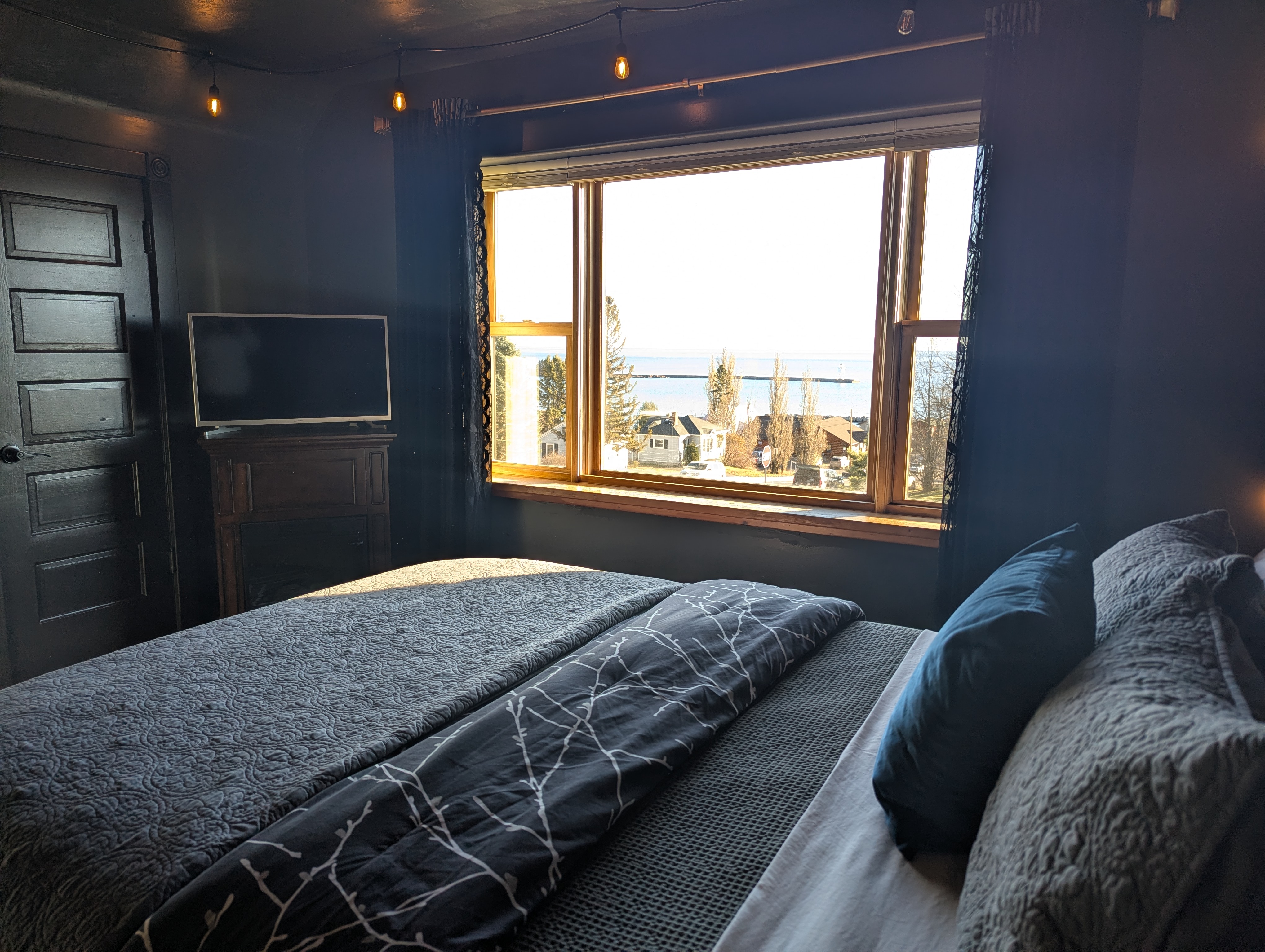 Bedroom with window overlooking lake